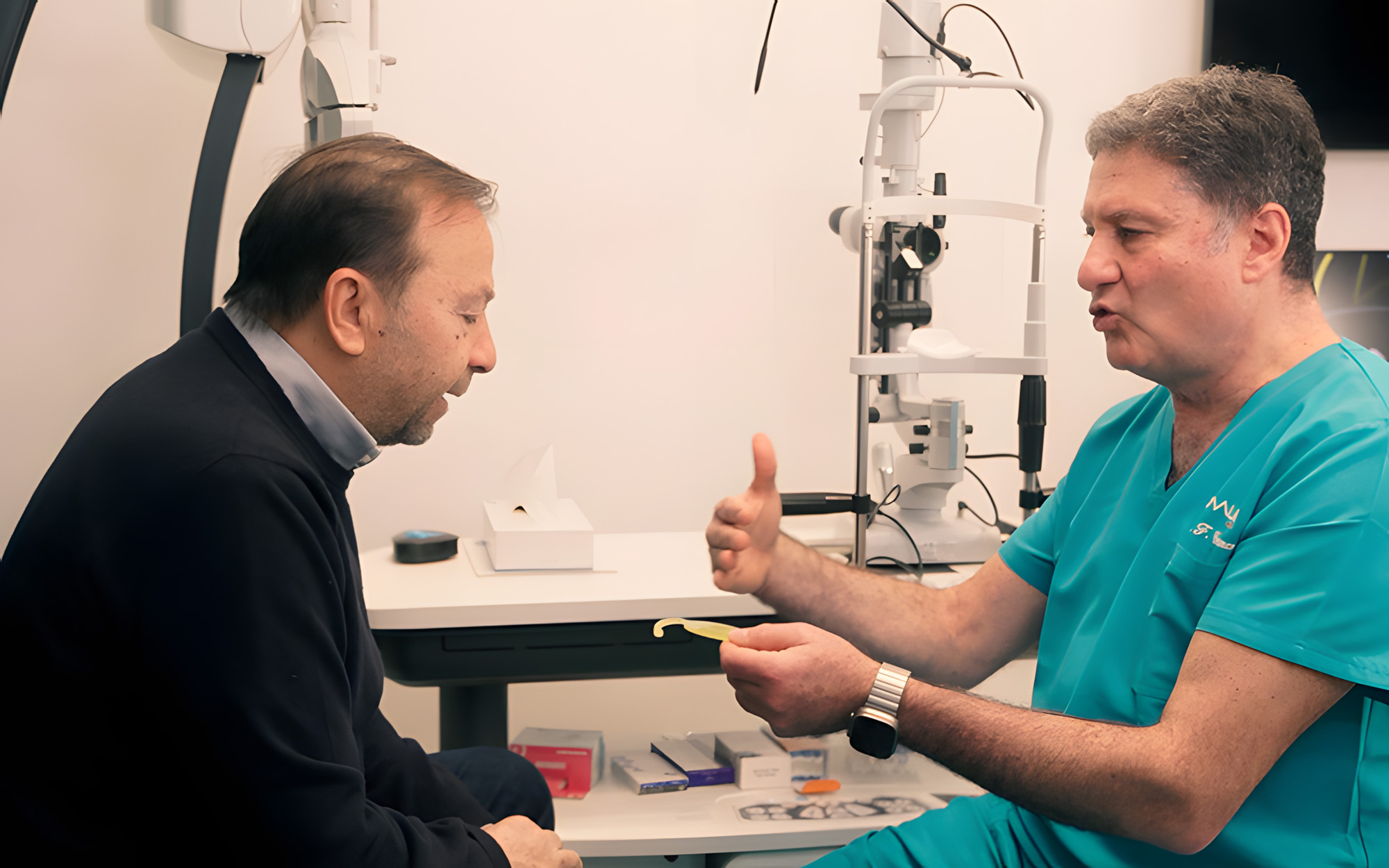 Modellino di lente intraoculare per la sostituzione del cristallino nella cataratta con intervento laser a Milano