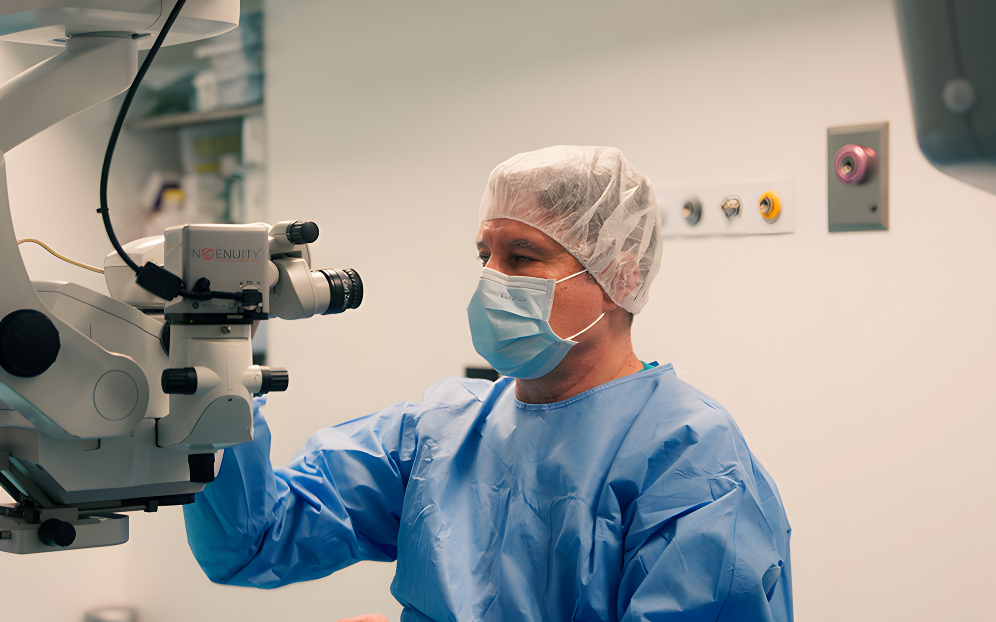 Dottor Carones che esegue un intervento di cataratta a Milano