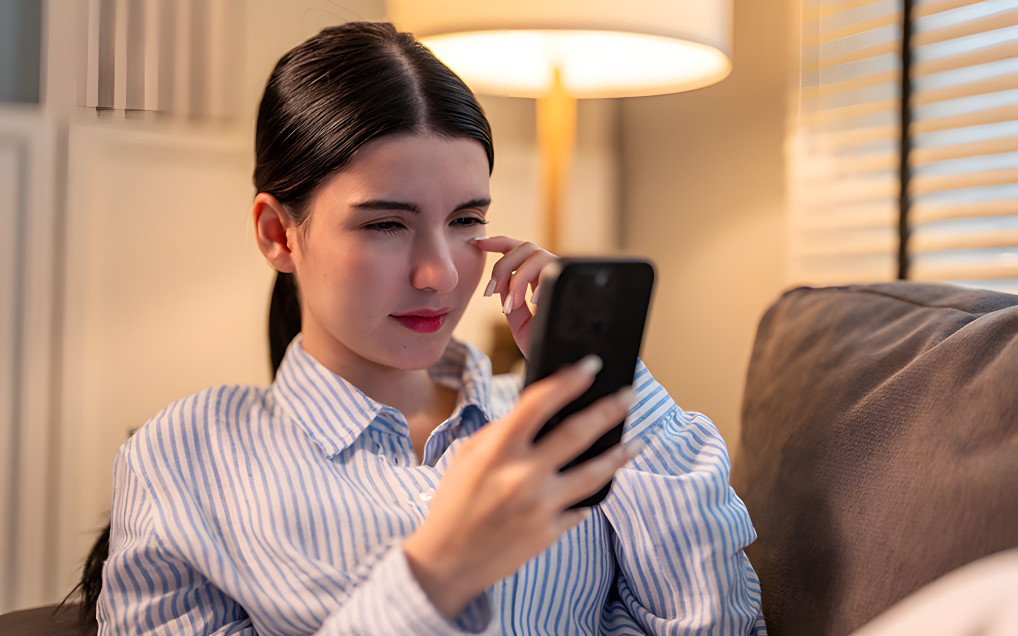 Schermi come quelli dello smartphone affaticano gli occhi, fai visita specialistica di controllo a Milano