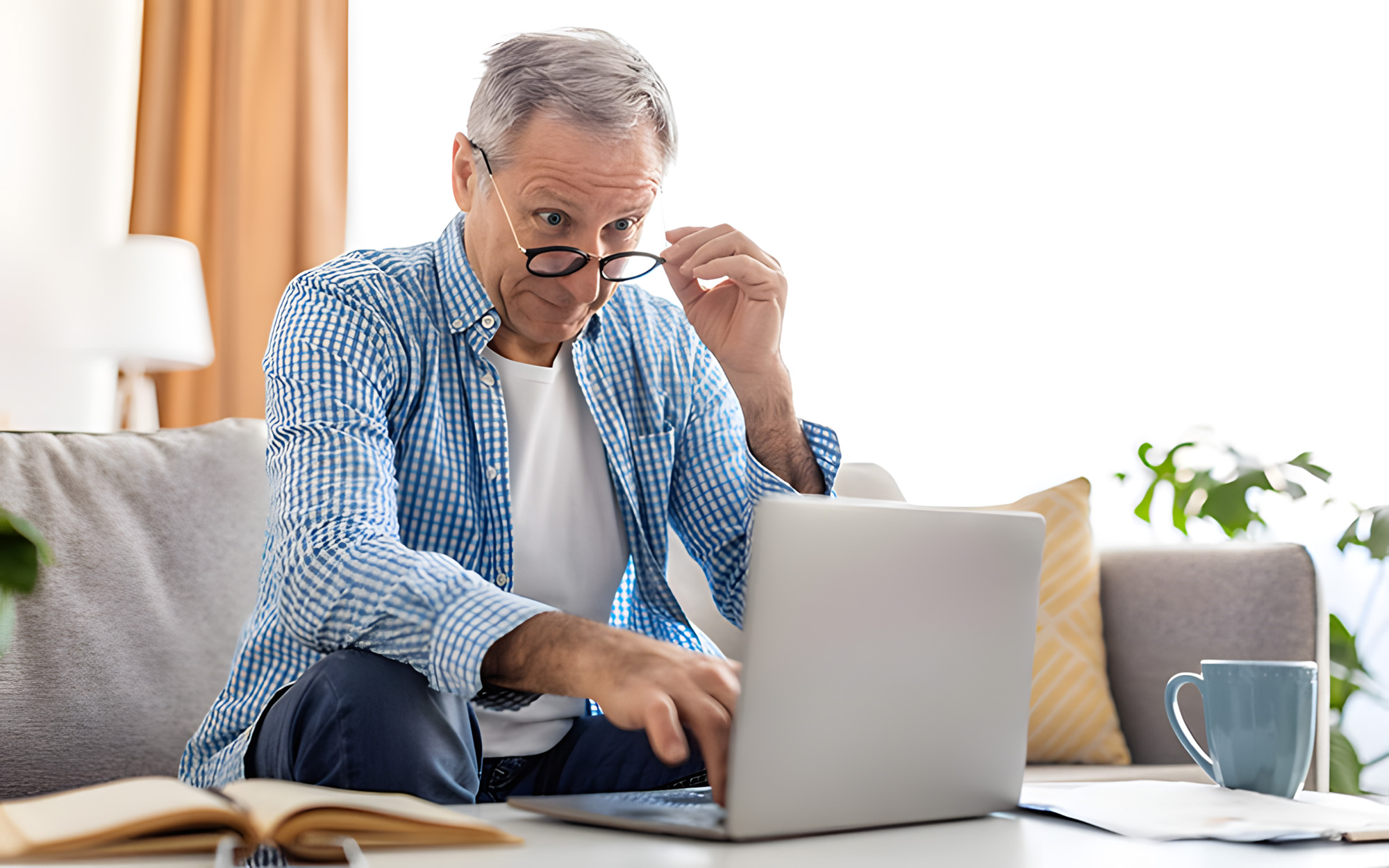 Dì addio alle difficoltà di guardare da vicino con gli occhiali da lontano con la chirurgia alla cataratta a Milano