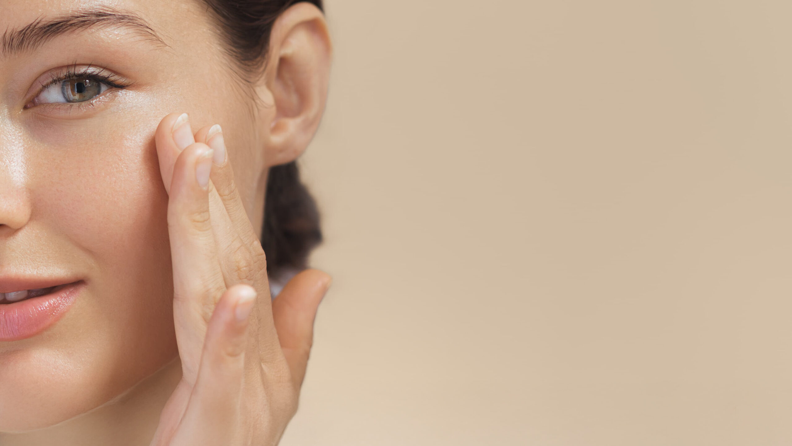 Donna che sorride con contorno occhi ben definito - blefaroplastica a Milano