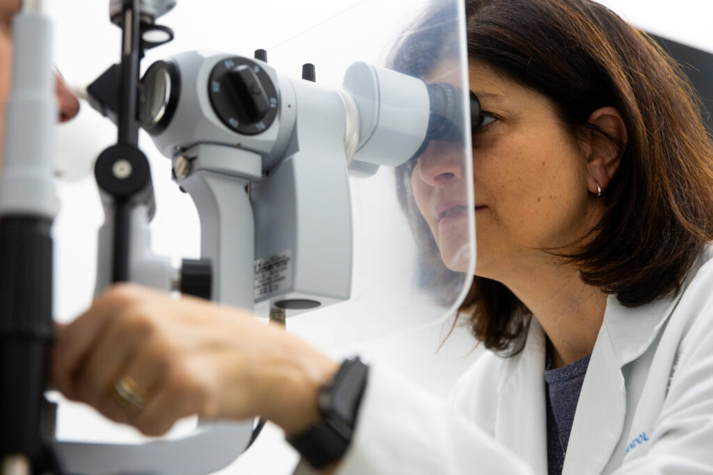 Una visita oculistica periodica tiene sotto controllo anche le mosche volanti, trattamenti e Milano