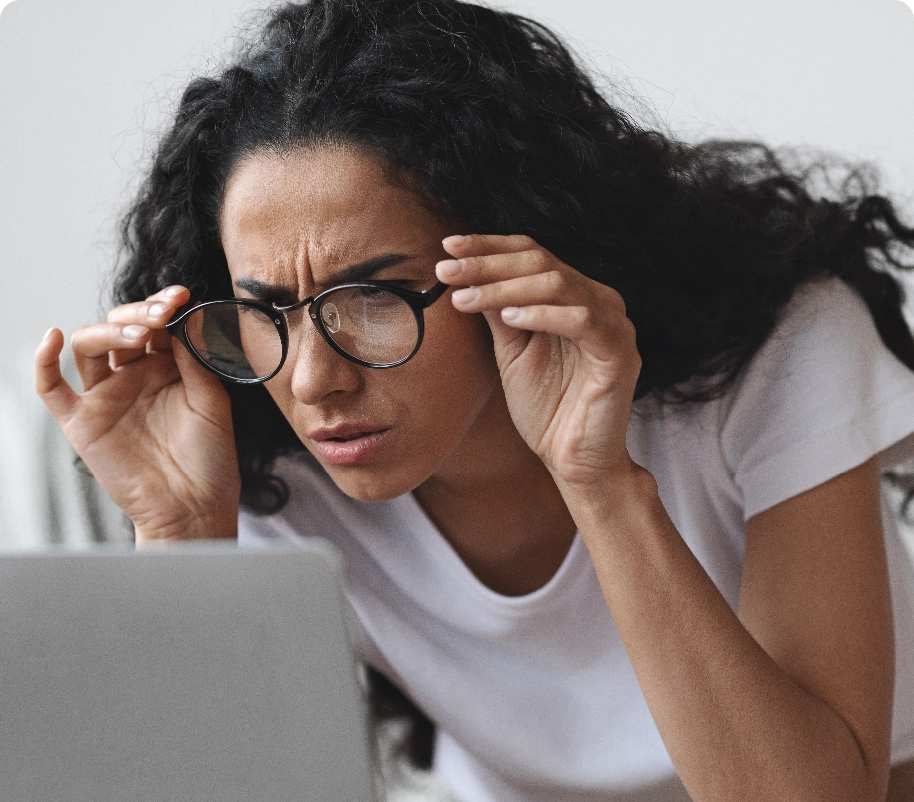 Ragazza che vede sfocato da vicino: ipermetropia - difetto refrattivo che si può eliminare con laser a Milano