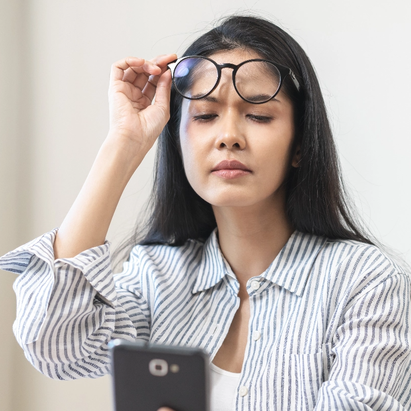 Non vedere bene da vicino lo schermo dello smartphone: difetto refrattivo presbiopia eliminabile a Milano da ADVALIA