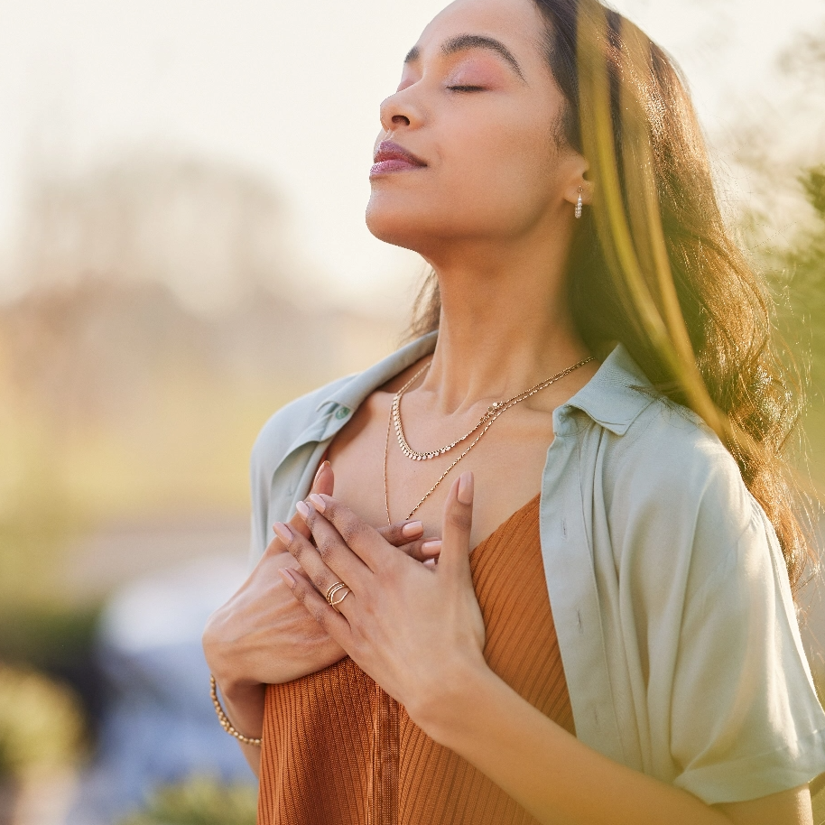 Ragazza che chiude gli occhi, serena. Senza occhiali né spese lenti a contatto grazie a laser occhi a Milano