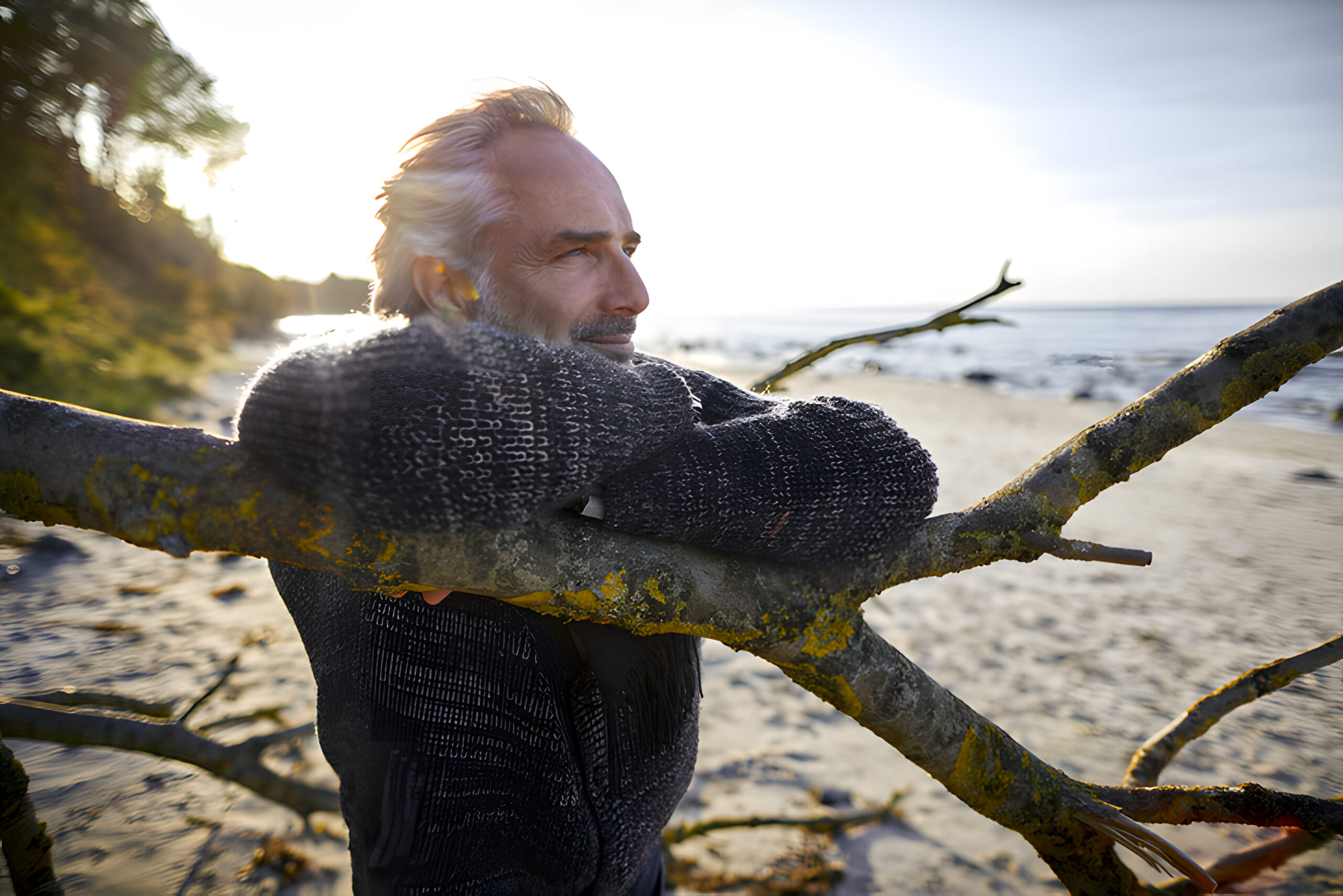 Uomo che apprezza la natura con ottima visione - stop patologie della retina con cure a Milano