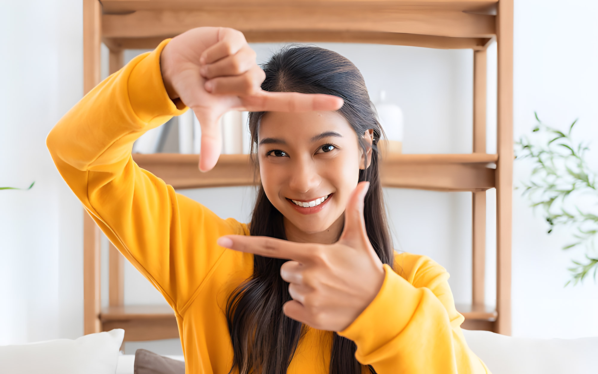 Ragazza sorridente dopo intervento LASIK da ADVALIA Vision per togliere gli occhiali