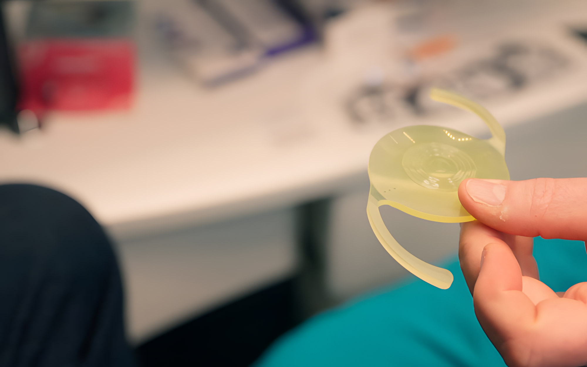 Lente IOL modellino per sostituzione cristallino per presbiopia a Milano