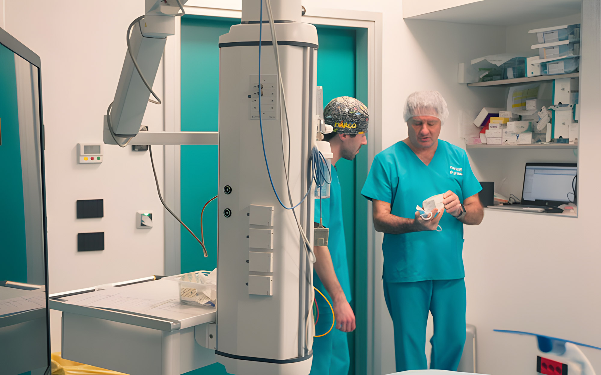 Dottor Carones si prepara a intervento cataratta da ADVALIA Vision a Milano