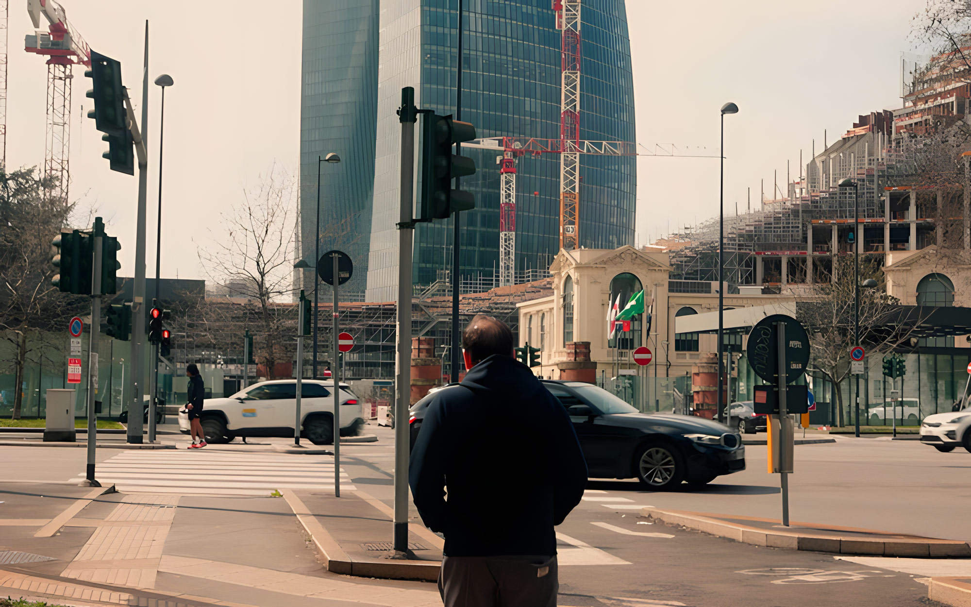 Un paziente ADVLIA Vision dopo l’operazione di cataratta passeggia sicuro a Milano