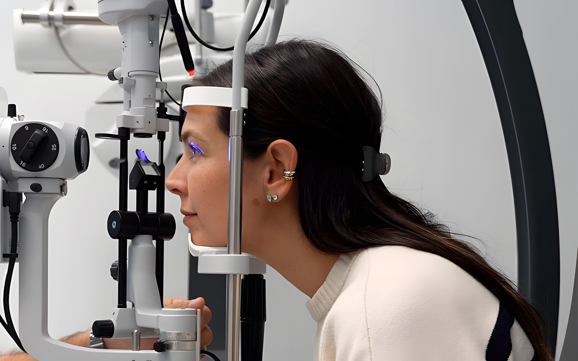 Oculista specializzato sindrome occhio secco a Milano effettua visita completa