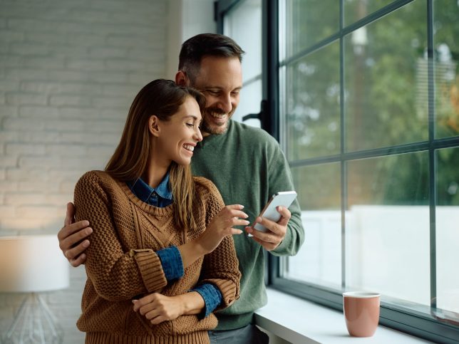 Guardare lo schermo dello smartphone senza occhi secchi con trattamenti a Milano